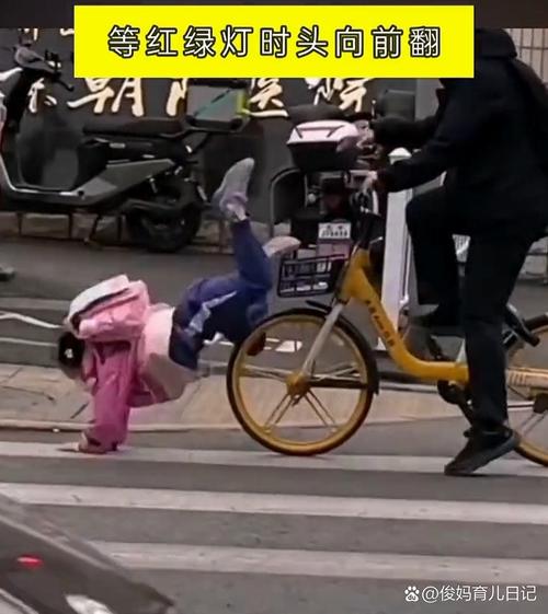 坐共享单车车篮摔死,共享单车摔倒