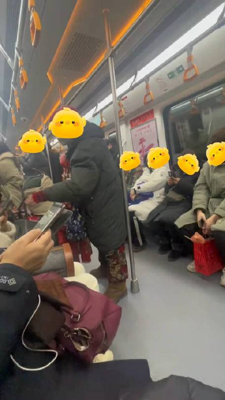 带不同小孩地铁乞讨,地铁带两个小孩