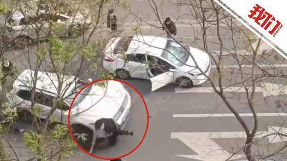 女子持械打砸多辆车,女子持械打砸多辆车视频