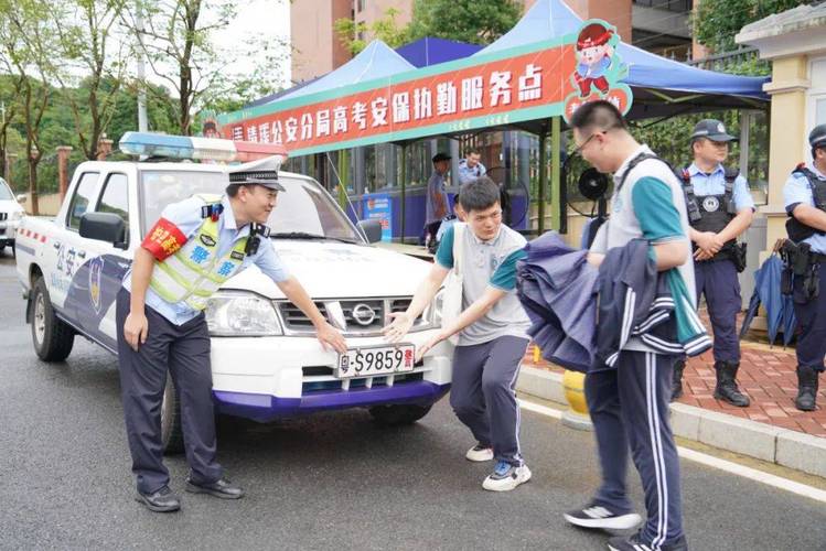考生排队摸985车牌,